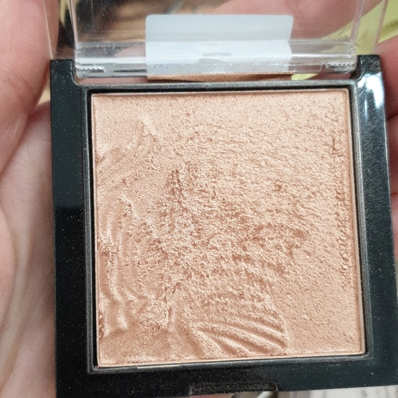 Wet n wild highlighter - Picture 3 of 3
